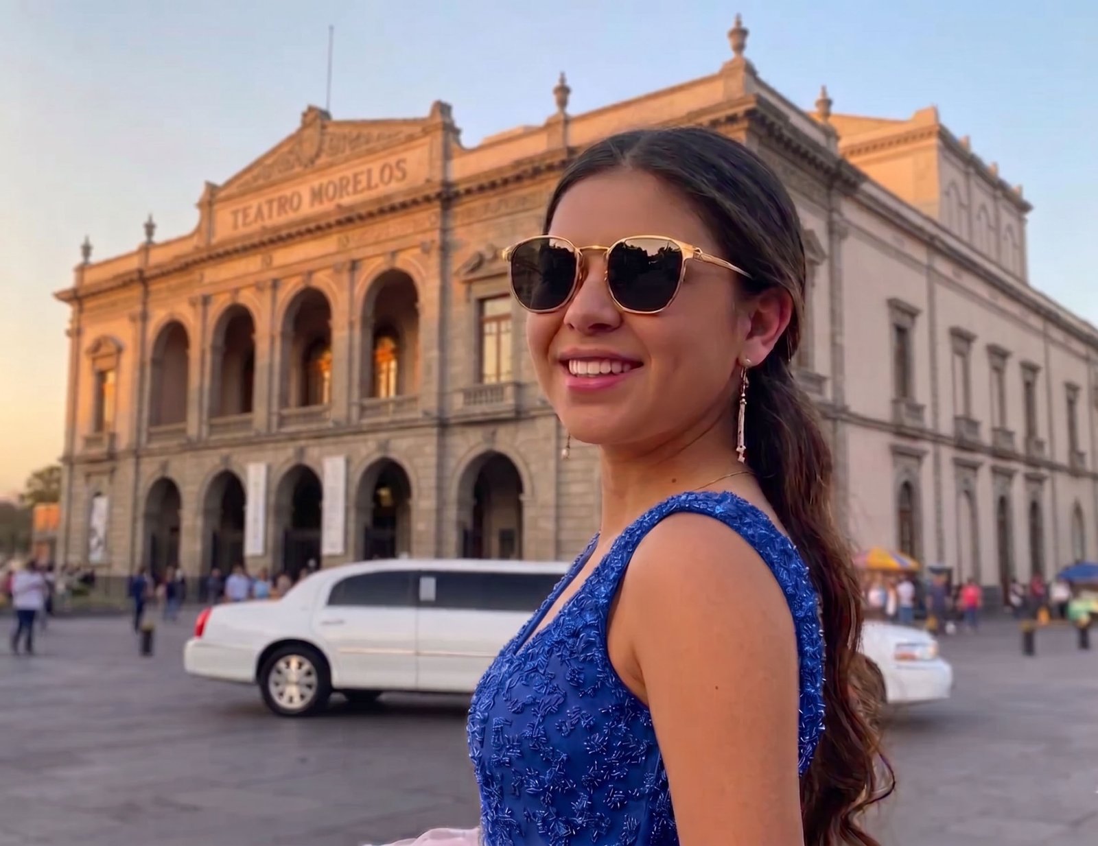 Quinceañera en una limusina sedan blanca en el teatro morelos de Toluca